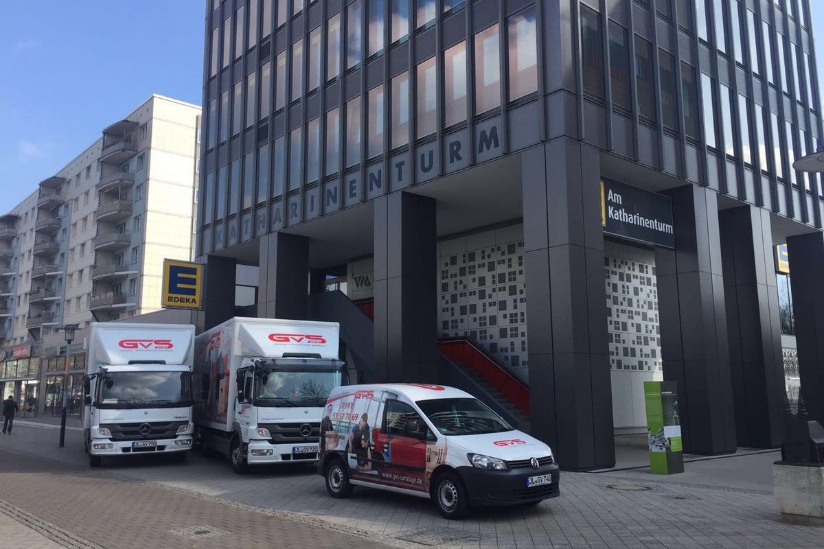 Fuhrpark von GVS Umzüge bei einem Firmenumzug am Katharinenturm in Magdeburg
