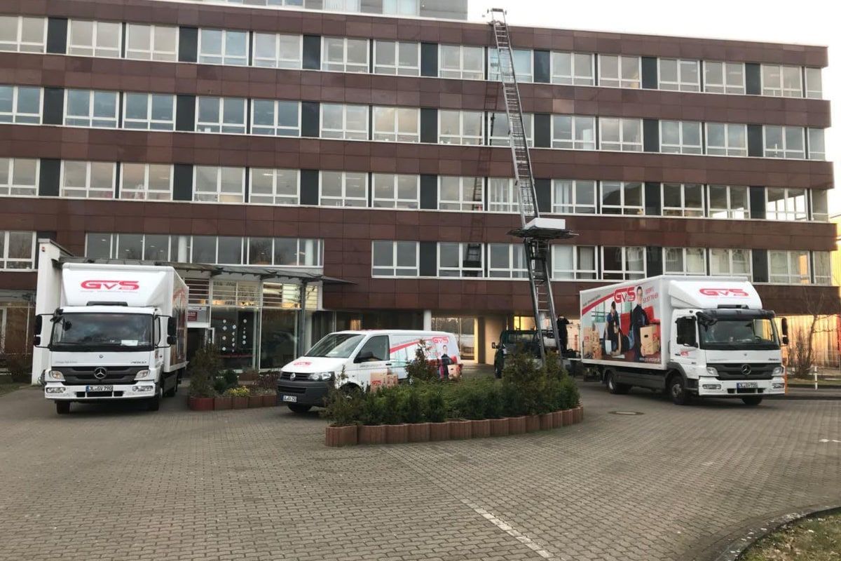 Umzugswagen und Möbellift von GVS Umzüge im Einsatz in Magdeburg